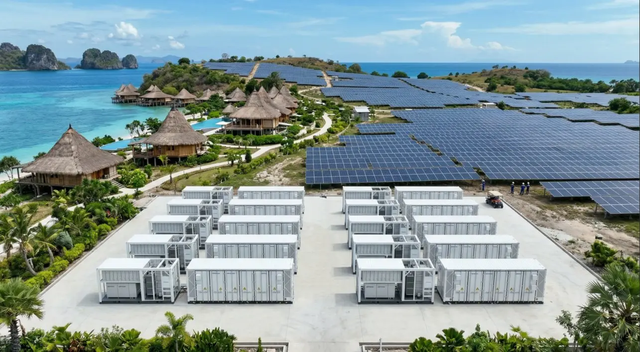 Mikronet på en ø med solceller og batterilagring ved kysten